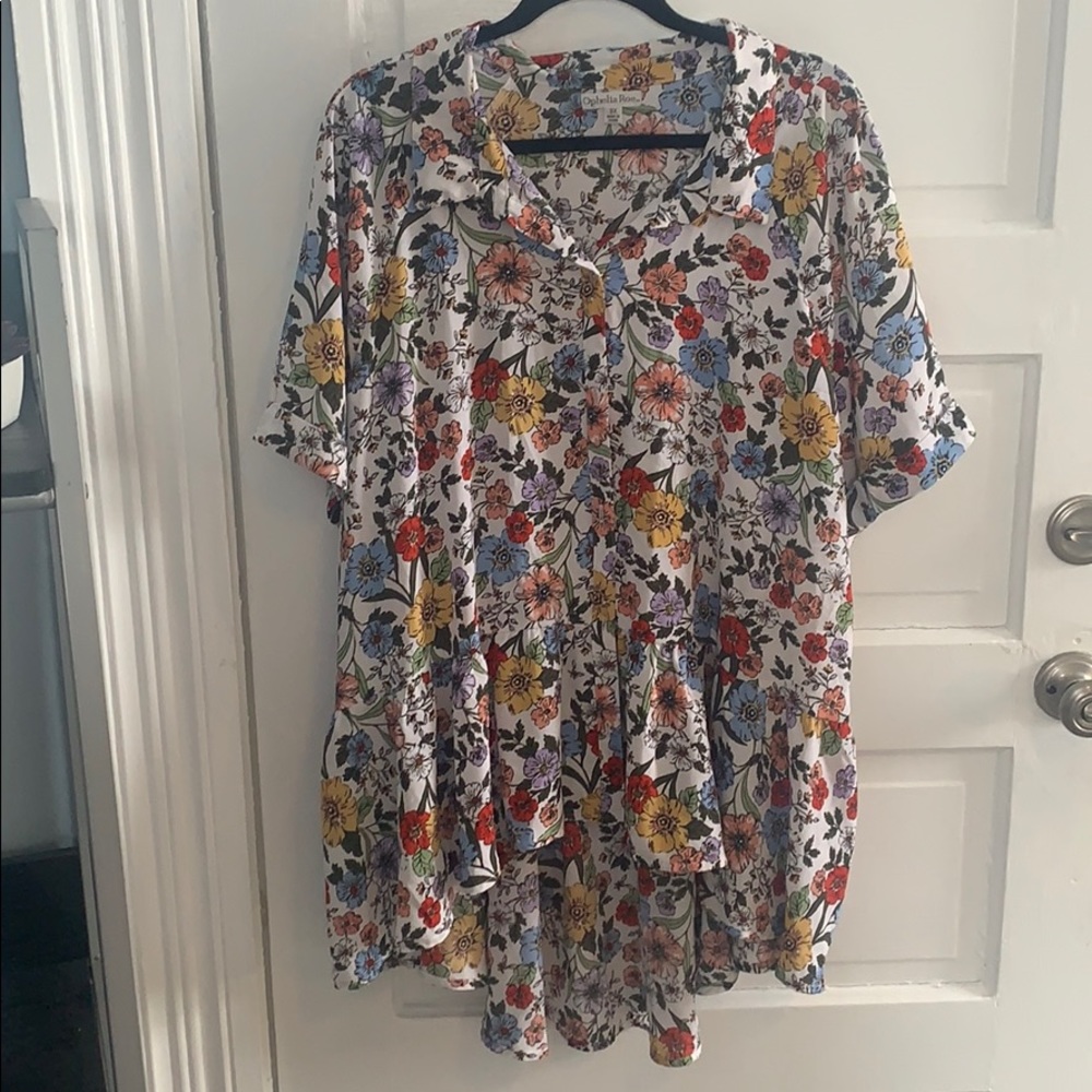 Floral Button Up High-low top.